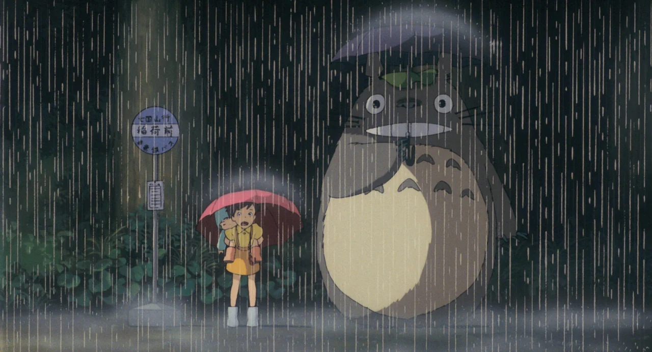 雨夜公交站,小月背着小梅撑红伞,龙猫在身旁撑着另一把伞